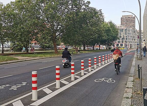 Fahrradweg Poller Lieferzone Holzmarktraße Radweg mit Pollern neben einer Straße