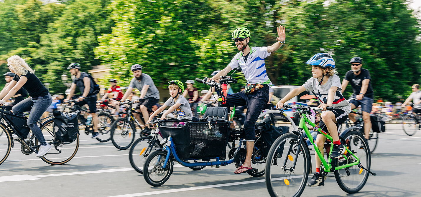 Sternfahrt 2024 Erwachsene und Kinder auf Fahrrädern bei der Sternfahrt in Berlin