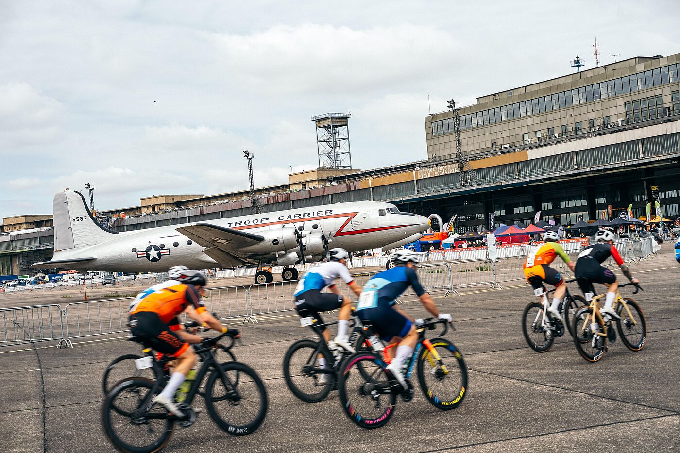 Rennradfahrer auf dem ehemaligen Flughafen Tempelhof