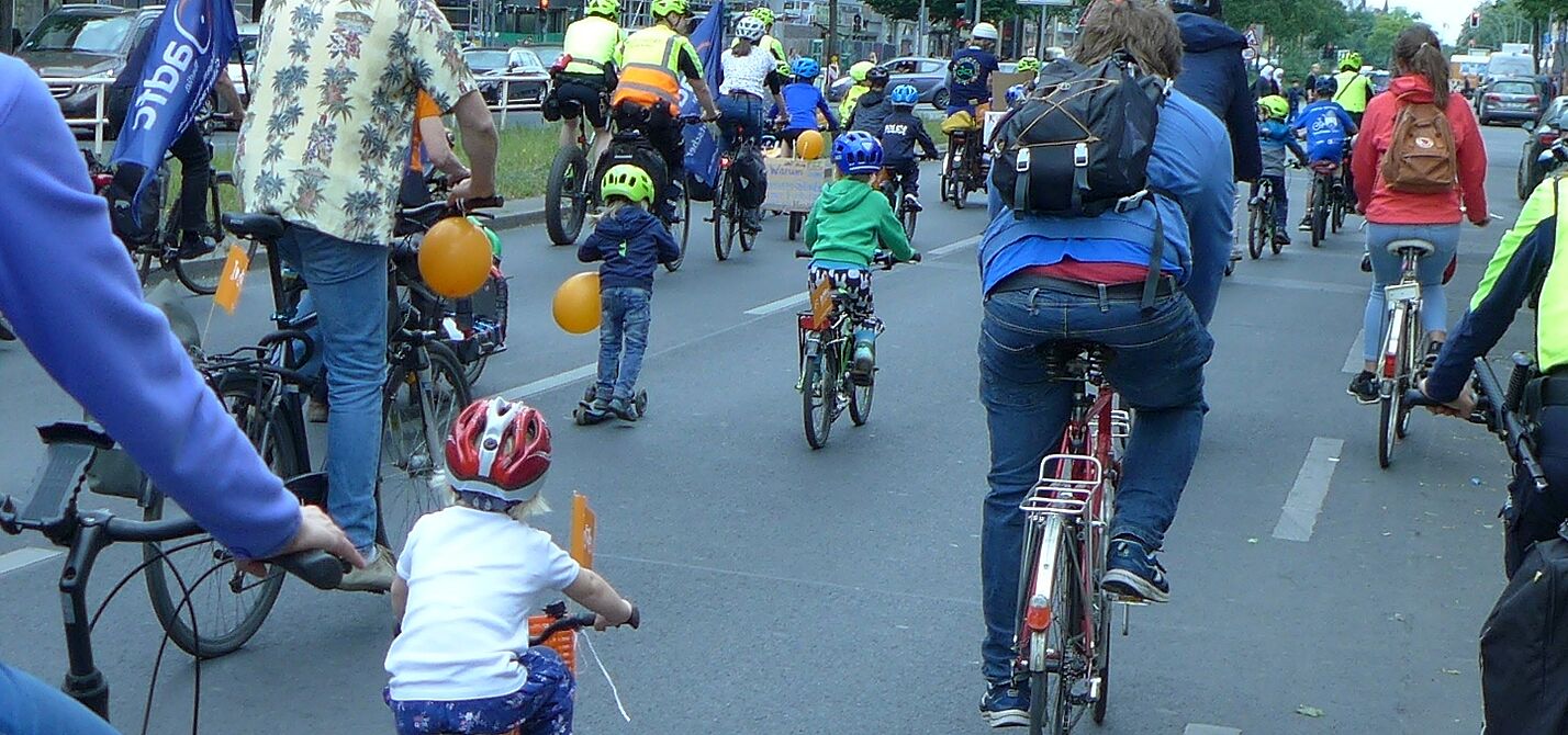 KidicalMass Bild zeigt Teilnehmende einer Kidical Mass - Sichere Straßen für Kinder