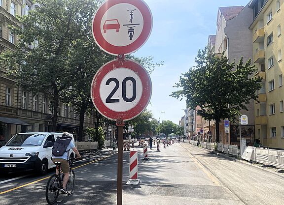 Baustelle: Die Schöneberger Grunewaldstraße bekommt einen geschützten, sicheren Radweg. Baustellenschilder auf der Schöneberger Grunewaldstraße zwischen Kleistpark und Goltzstraße. Im Vordergrund ist unter anderen ein Verkehrszeichen zu sehen, das das Überholen von Fahrzeugen mit zwei Rädern verbietet: Das „Zweiradüberholverbotsschild“ Verkehrszeichen 277.1.