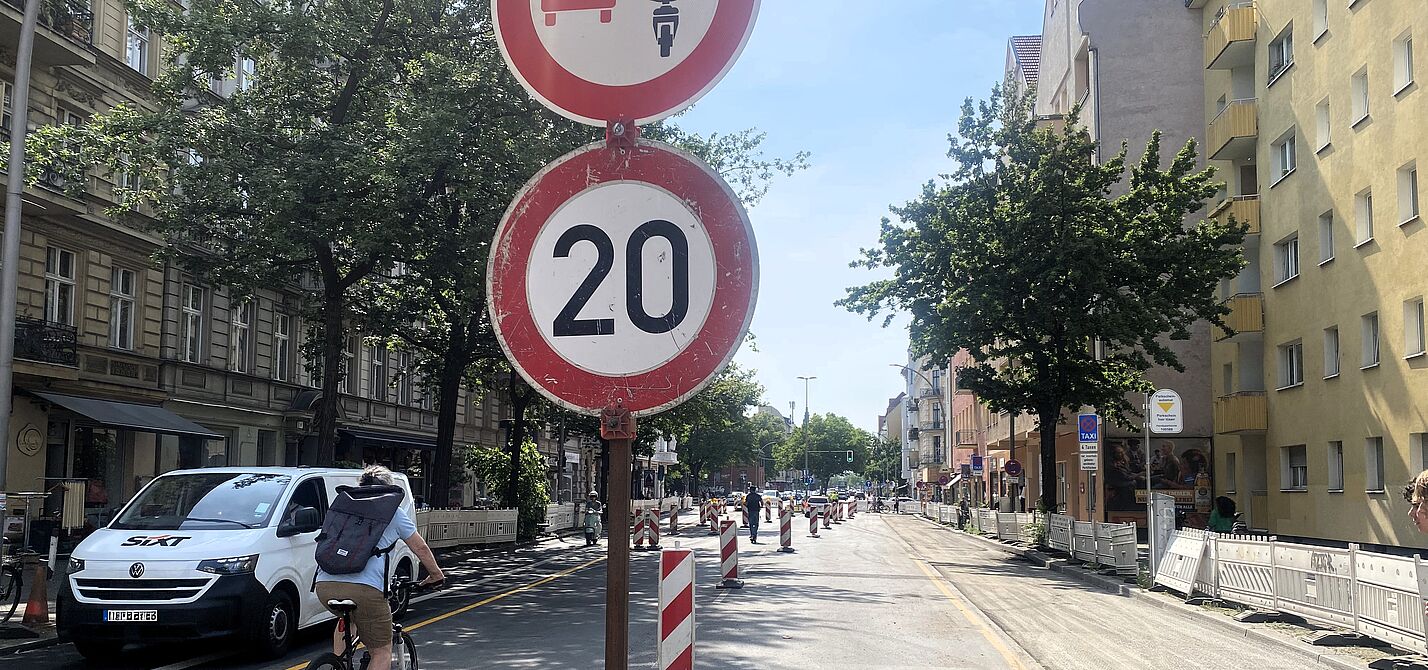 Baustelle: Die Schöneberger Grunewaldstraße bekommt einen geschützten, sicheren Radweg. Baustellenschilder auf der Schöneberger Grunewaldstraße zwischen Kleistpark und Goltzstraße. Im Vordergrund ist unter anderen ein Verkehrszeichen zu sehen, das das Überholen von Fahrzeugen mit zwei Rädern verbietet: Das „Zweiradüberholverbotsschild“ Verkehrszeichen 277.1.