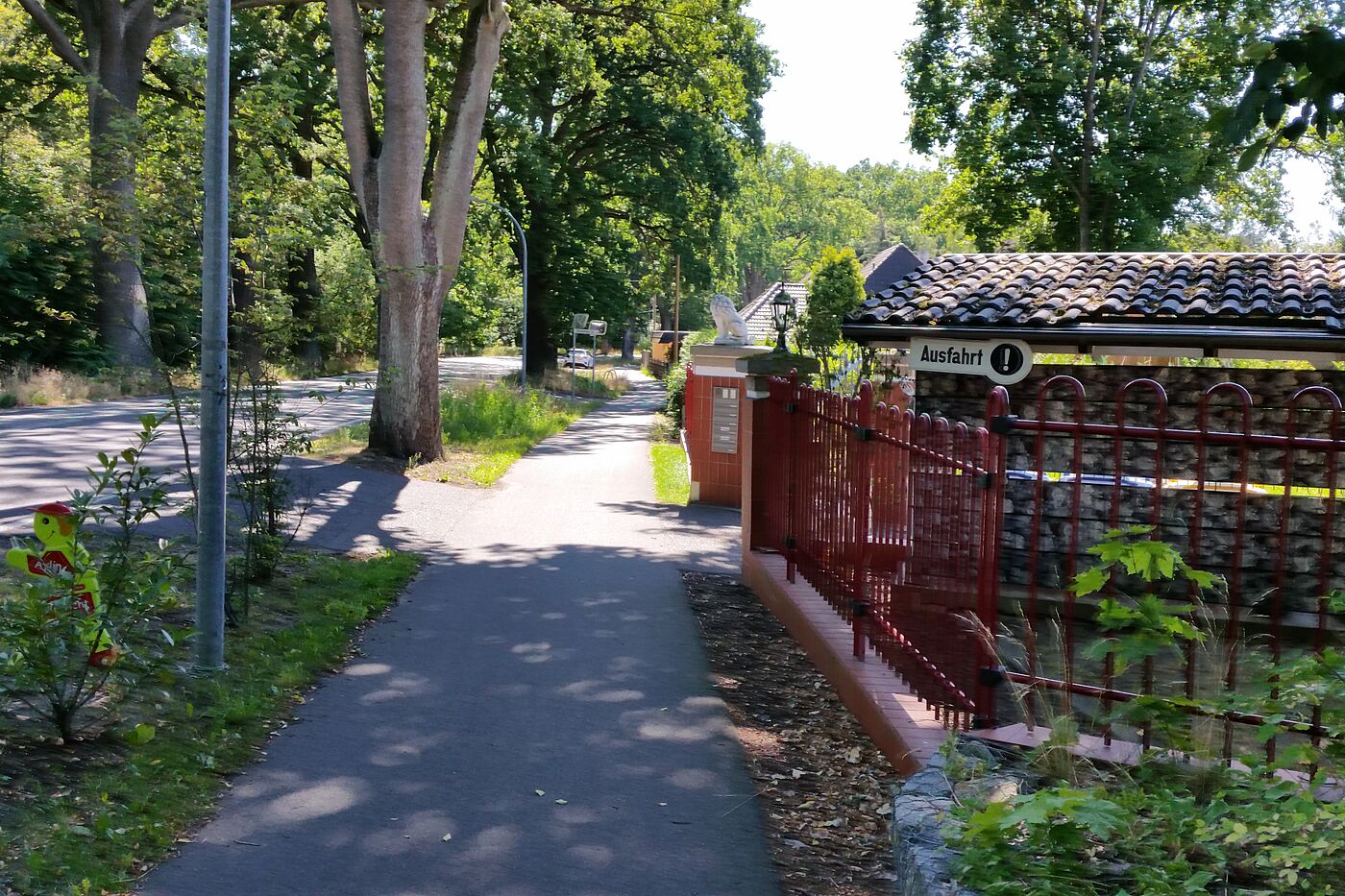 g2 Zu schmaler benutzungspflichtig ausgeschilderter Zweirichtungsradweg in Schönwalde.