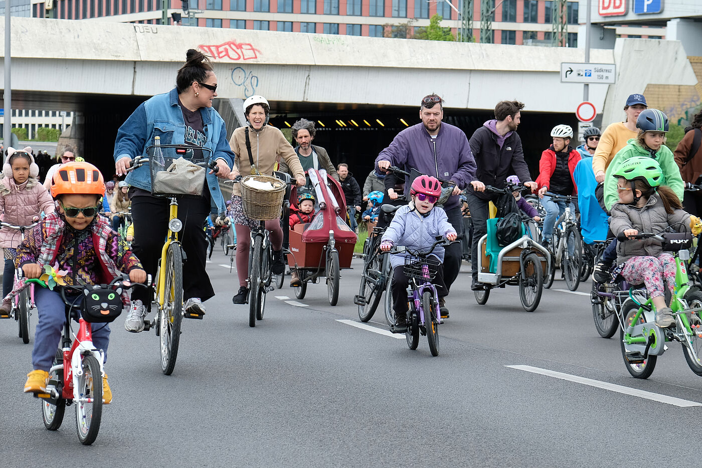 Kinder und Erwachsene demonstrieren auf dem Fahrrad bei der Kidical Mass