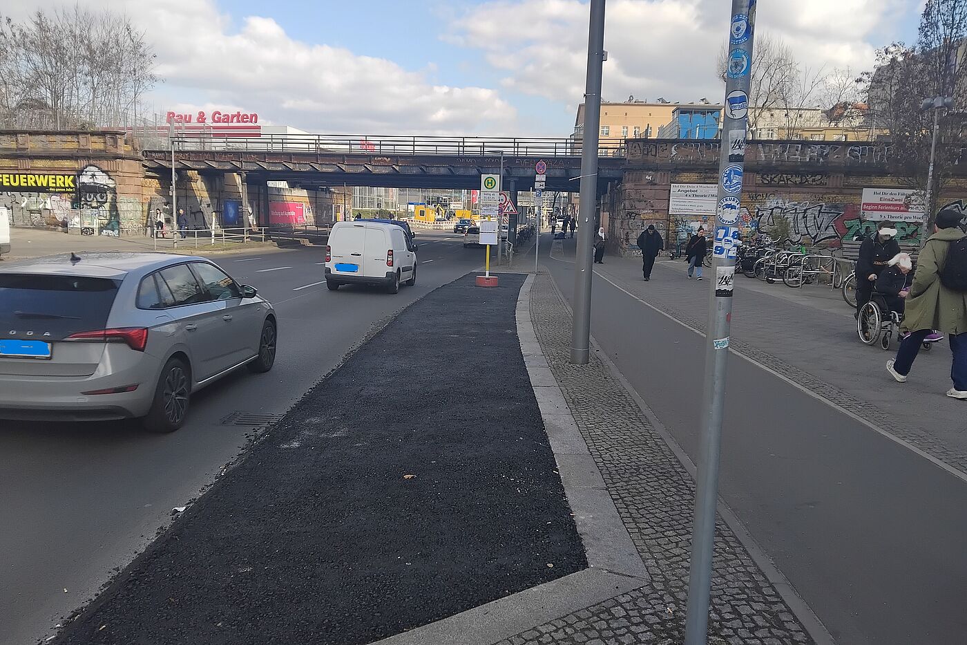 BUshaltestelle Das Bild zeigt eine Haltestellenbucht, die mit temporären Asphalt ausgefüllt ist.