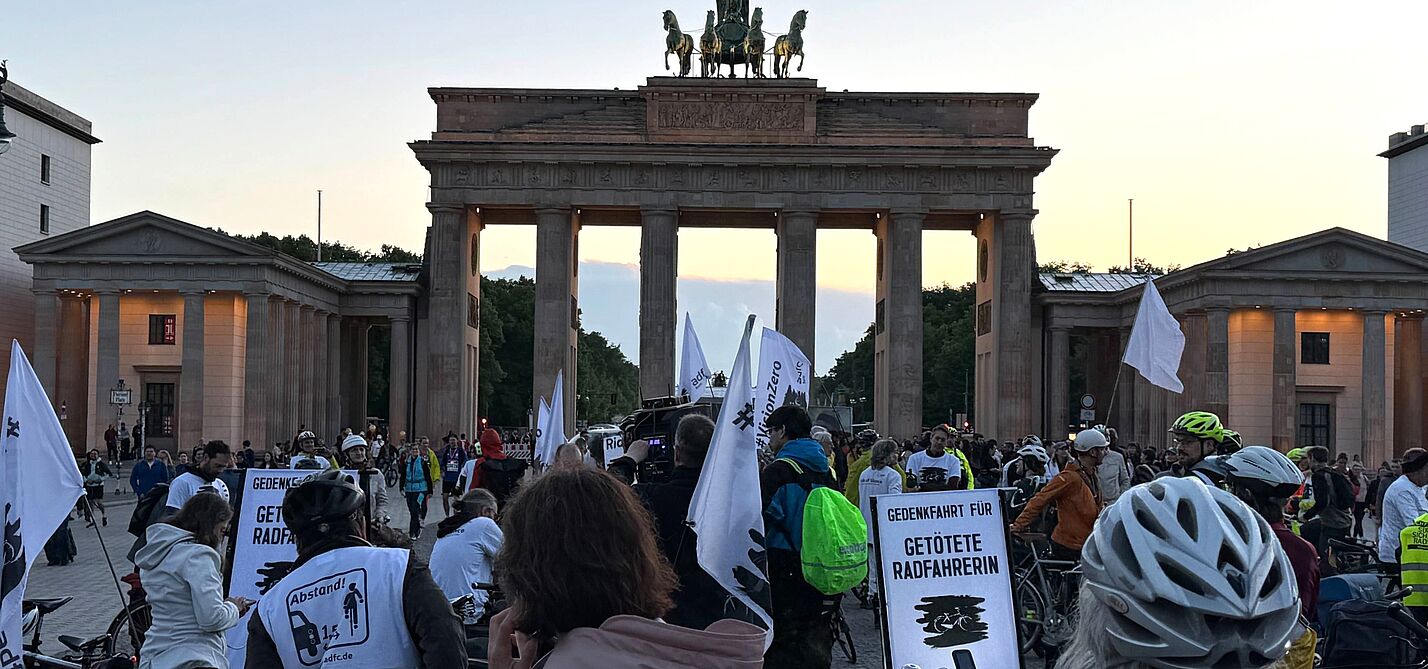 Ride of Silence 2026 Radfahrende überwiegend in weiß gekleidet vor dem Brandenburger Tor