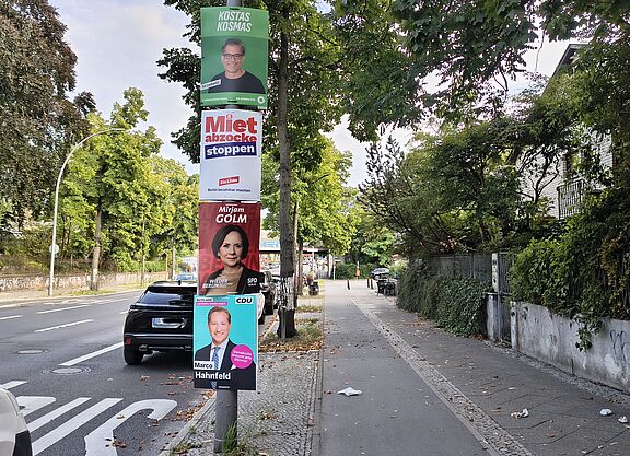Wahlplakate am Straßenrand zu Werbezwecken