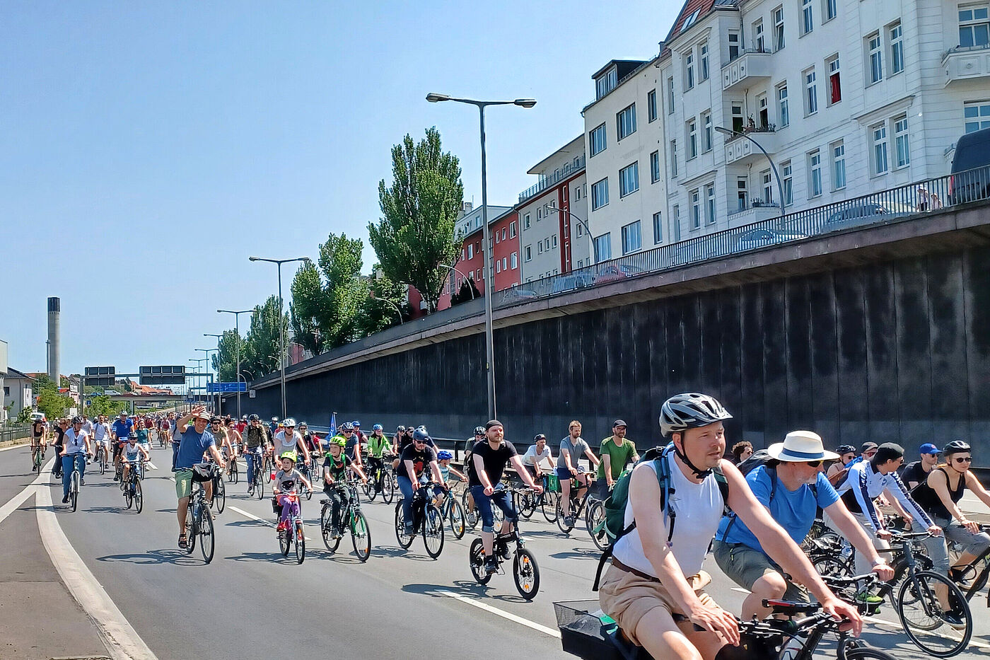 Radfahrende auf der Autobahn bei der Sternfahrt 2023 Radfahrer und Radfahrerinnen fahren bei der Sternfahrt auf der Autobahn