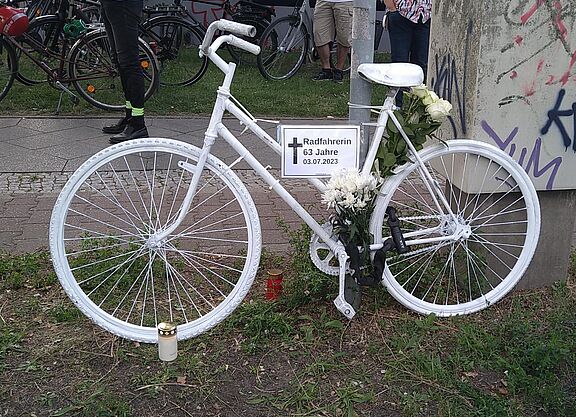 Geisterrad für getötete Radfahrerin in Marienfelde weißes Fahrrad für die getötete 63-jährige Fahrradfahrerin