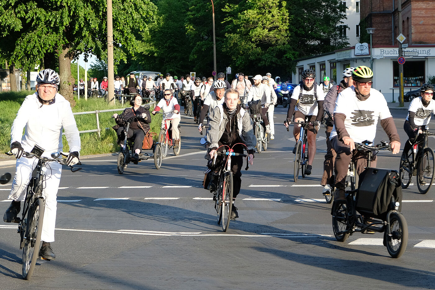 Ride of Silence 2023 Radfahrende in weiß demonstrieren beim Ride of Silence