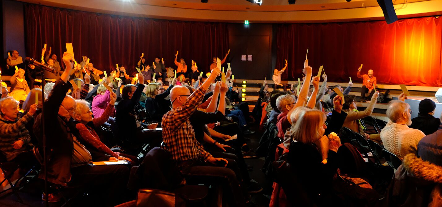 Abstimmung bei der Mitgliederversammlung 2024 Abstimmung bei der Mitgliederversammlung 2024