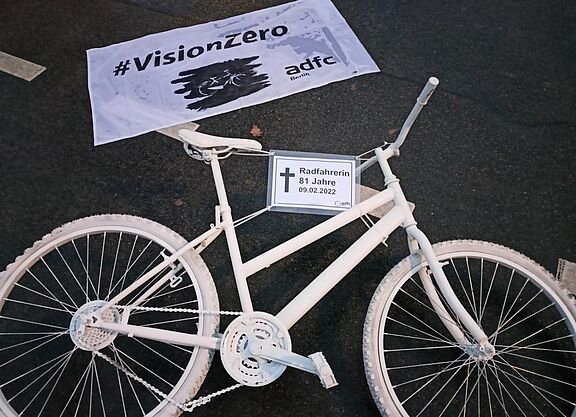 Während der Mahnwache markieren das Geisterrad und das #VisionZero-Banner die Unfallstelle Während der Mahnwache markieren das Geisterrad und das #VisionZero-Banner die Unfallstelle