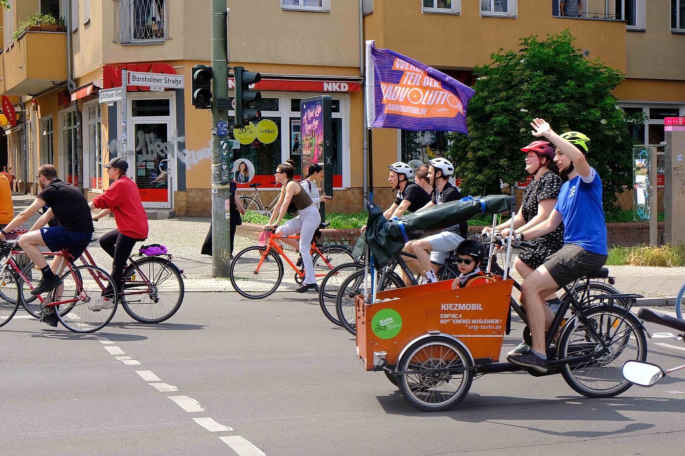Die 48. Sternfahrt stand unter dem Motto: "Alle aufs Rad für die Radvolution". Die 48. Sternfahrt stand unter dem Motto: "Alle aufs Rad für die Radvolution".