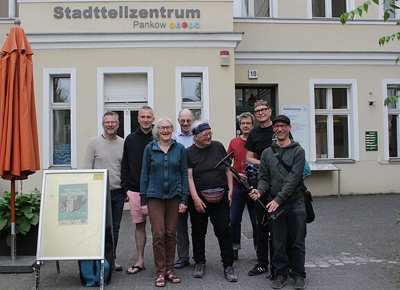 STG Pankow im Mai 2025 8 Menschen vor dem Eingang zum Stadtteilzentrum Pankow