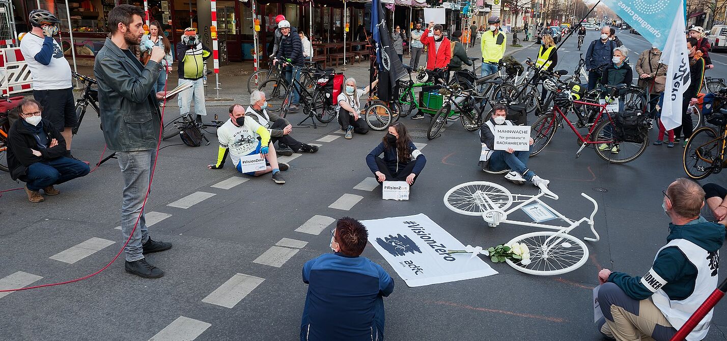 Mahnwache 25.03.2022 am Knoten Falckensteinstraße/Schlesische Straße Mahnwache 25.03.2022 am Knoten Falckensteinstraße/Schlesische Straße