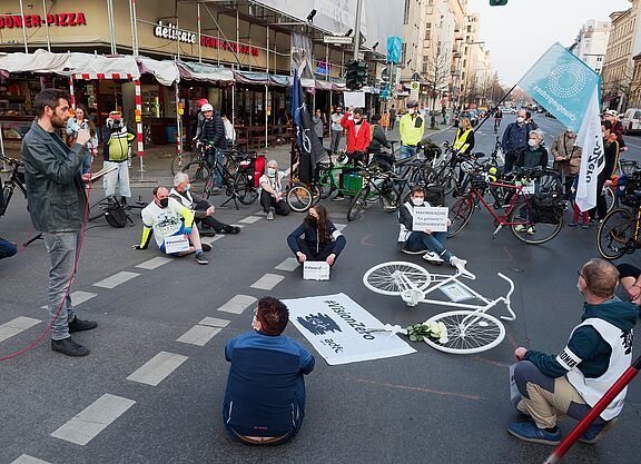 Mahnwache 25.03.2022 am Knoten Falckensteinstraße/Schlesische Straße Mahnwache 25.03.2022 am Knoten Falckensteinstraße/Schlesische Straße