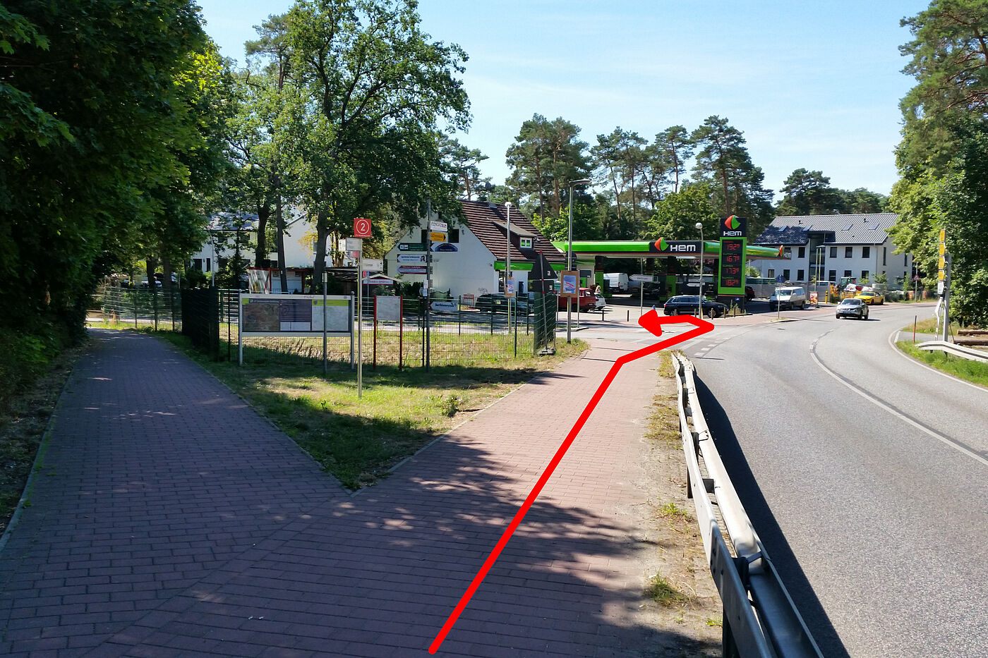 g1 Bevorzugter Weg in Schönwalde um mit Vorfahrt ohne absteigen über die Fehrbelliner Straße zu fahren.