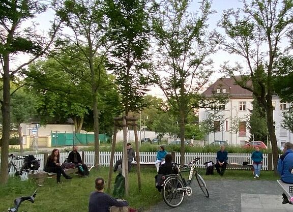Treffen der Stadtteilgruppe im Park während Coronazeiten