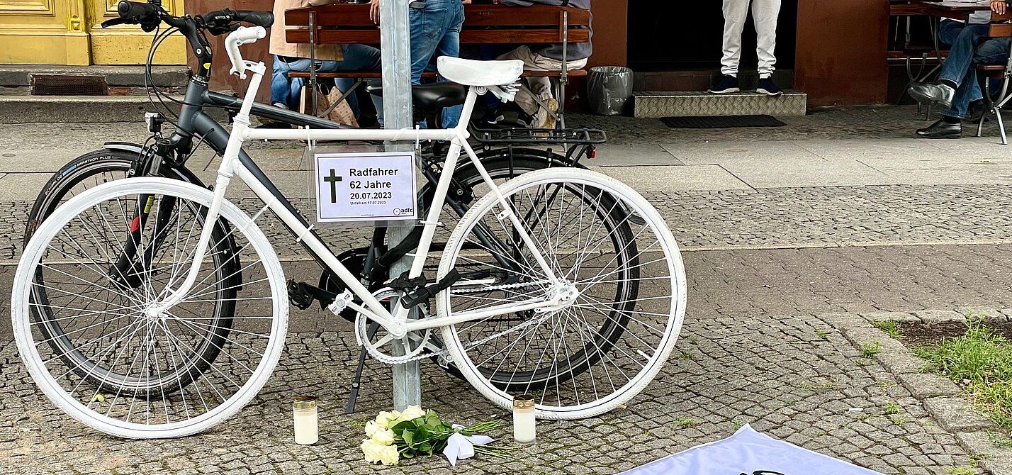 Geisterrad für den verstorbenen Radfahrer in Kreuzberg weißes Geisterrad mit Vision Zero Fahne