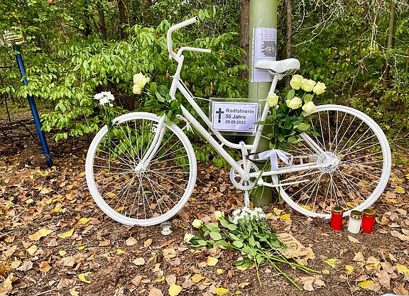 Geisterrad Müggelheim 03-10-2023 Ein weißes Geisterrad mit weißen Rosen
