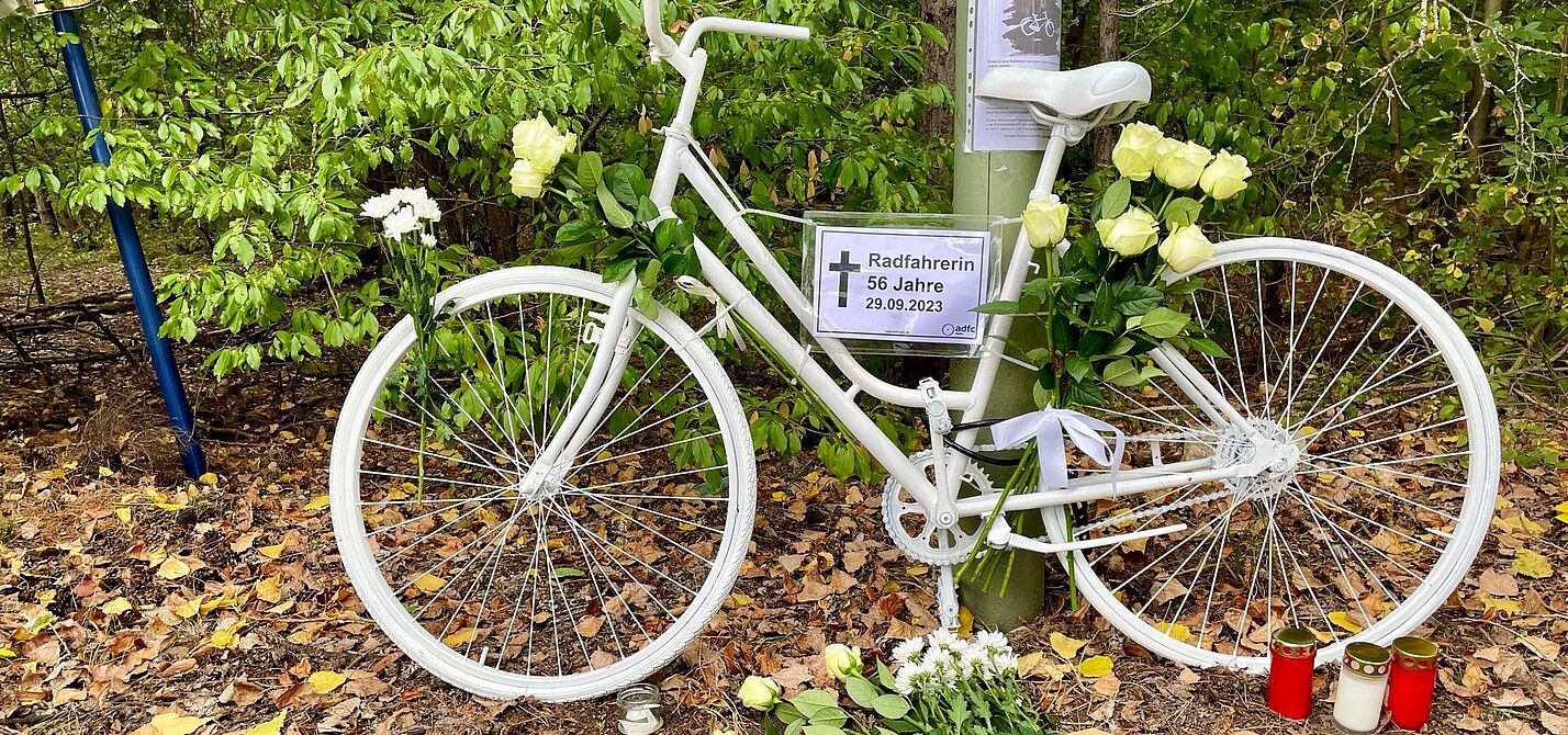 Geisterrad Müggelheim 03-10-2023 Ein weißes Geisterrad mit weißen Rosen