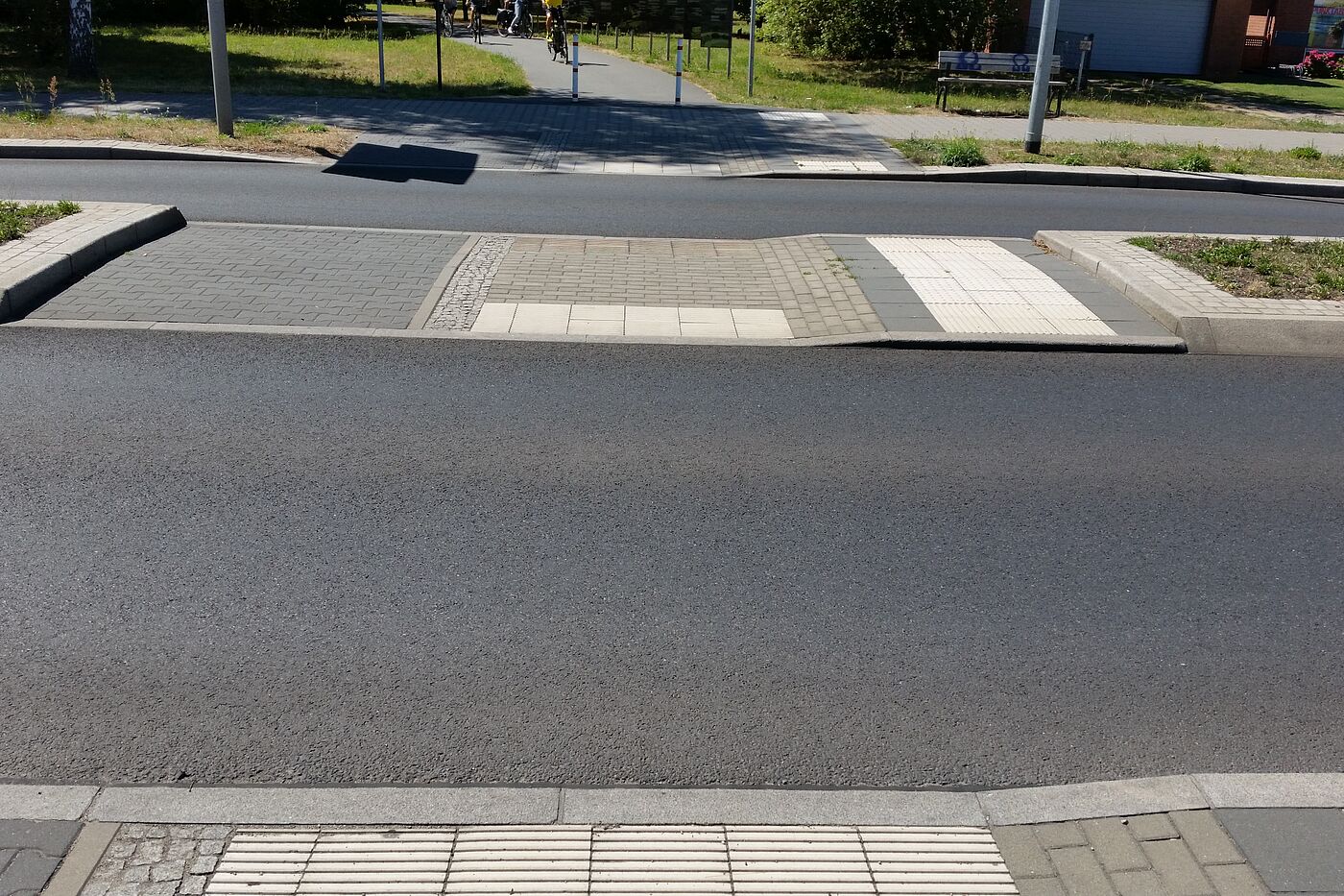 h Mittelinsel in der Spandauer Straße. Leider zu kurz für Fahrräder mit Anhänger.