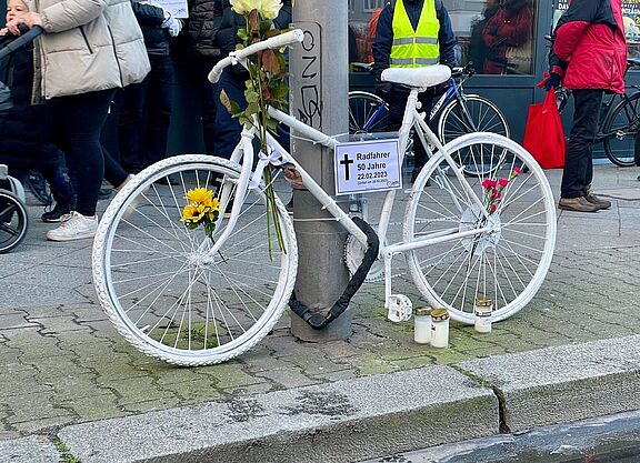 Geisterrad für verstorbenen Radfahrer in Charlottenburg weißes Geisterrad für verstorbenen Radfahrer in Charlottenburg