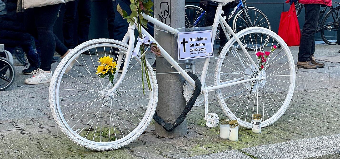 weißes Geisterrad für verstorbenen Radfahrer in Charlottenburg