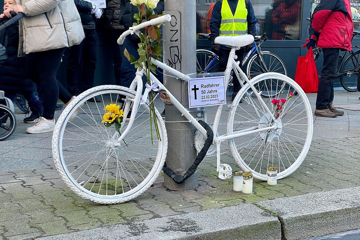weißes Geisterrad für verstorbenen Radfahrer in Charlottenburg