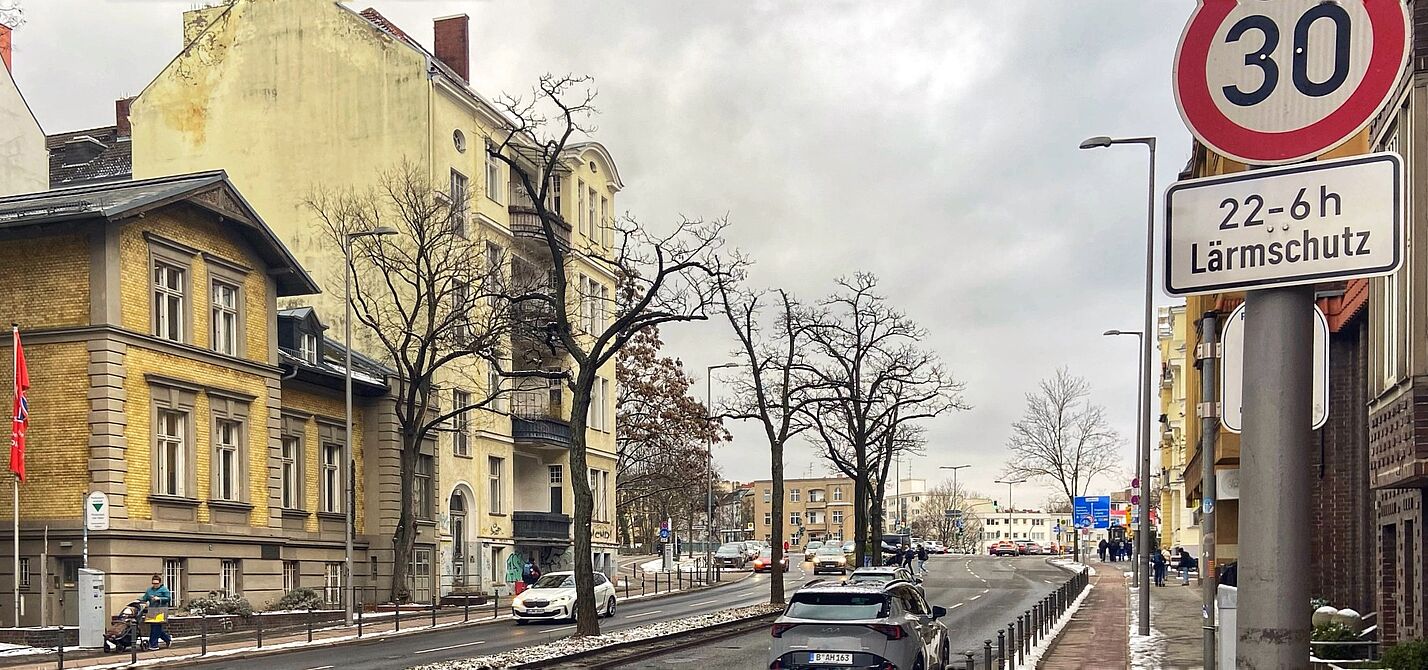 Saarstraße in Berlin Friedenau: aktuell noch mit eingeschränkter Tempo 30 Anordnung Tempo 30 Schild mit Zusatz "von 22 Uhr bis 6 Uhr" auf der Saarstraße in Berlin Friedenau