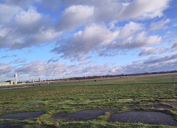 FREI RAUM - Tempelhofer Feld die Weite des unbebauten Tempelhofer Feldes