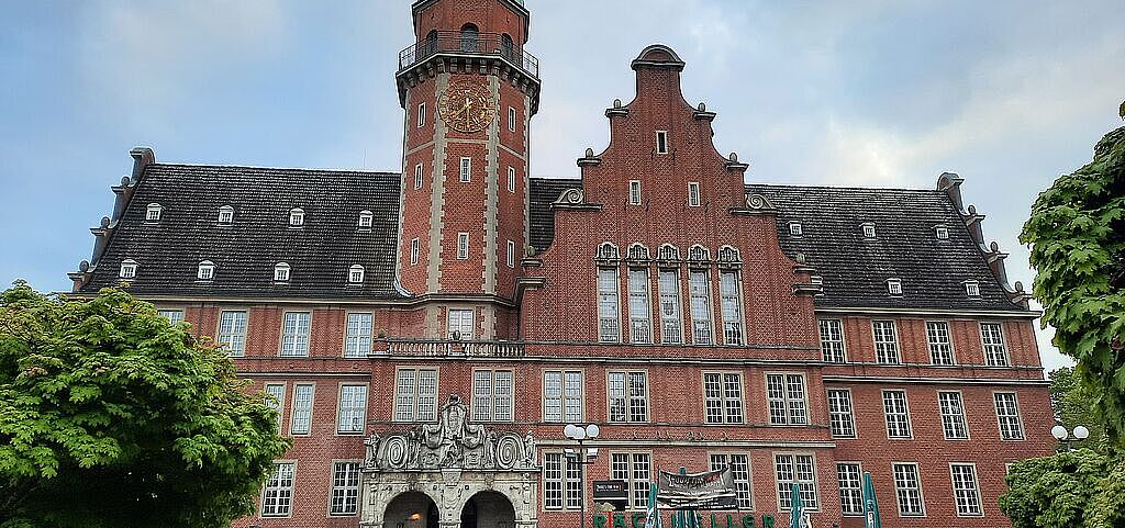 Frontalansicht des historischen Teils des Rathaus Reinickendorf