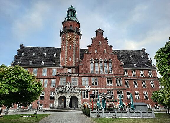 Rathaus Reinickendorf Frontalansicht des historischen Teils des Rathaus Reinickendorf