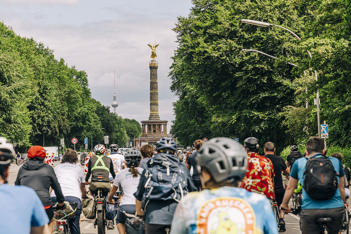 Sternfahrt 2026 Fernsehturm Radfahrende im Vordergrund, im Hintergrund der Berliner Fernsehturm und die Siegessäule