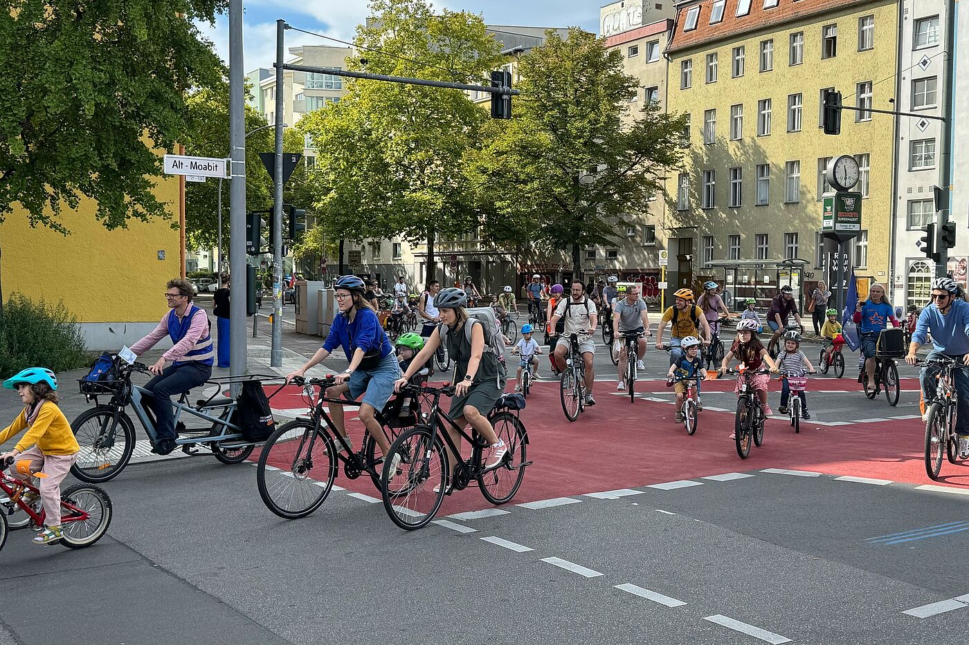 Kinder und Erwachsene fahren mit ihren Fahrrädern auf der Straße bei einer Demo
