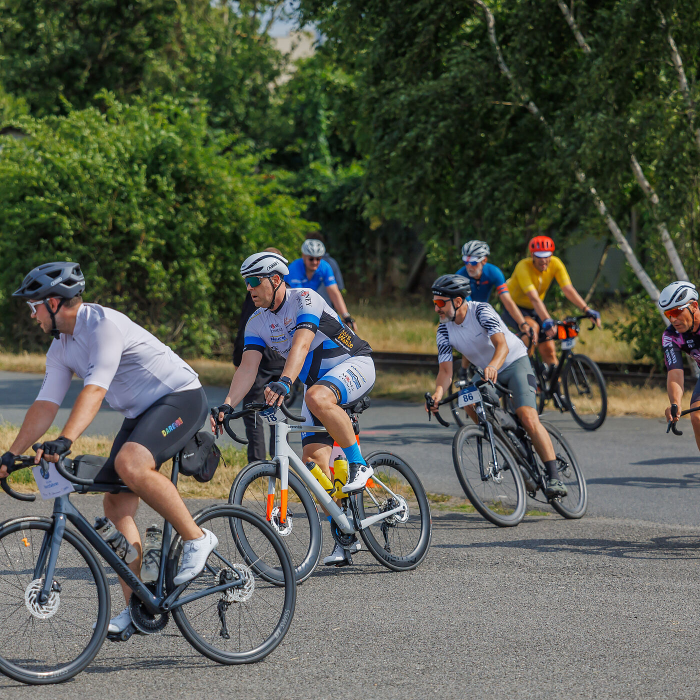 HerzFahrt 2026 Radfahrende auf Rennrädern auf dem Tempelhofer Feld