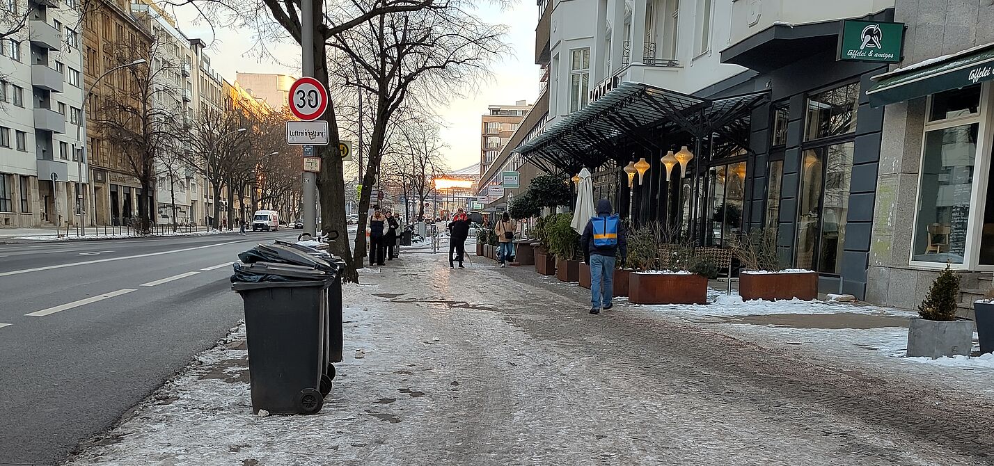 Eis und Schnee auf Berliner Radwegen Im rechten Bereich ist ein vereister Gehweg und nicht erkennbar Radweg zu sehen, links davon ist Schnee- und Eis-freier Asphalt auf der Fahrbahn