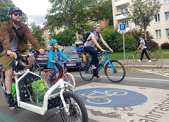 Die Kidical Mass startet in Pankow auf der Ossietzkystraße, eine Fahrradstraße seit 2020. Die Kidical Mass startet in Pankow auf der Ossietzkystraße, eine Fahrradstraße seit 2020.