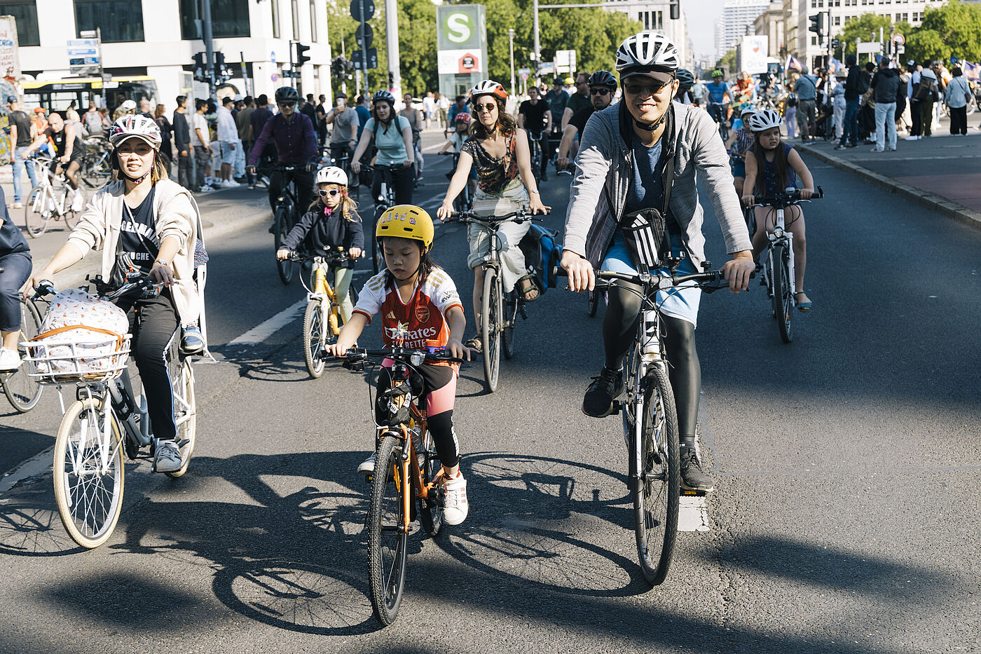ADFC | Kreisfahrt 2024 am 21. September 2024 Meschen fahren bei der Fahrrad-Kreisfahrt über den Potsdamer Platz