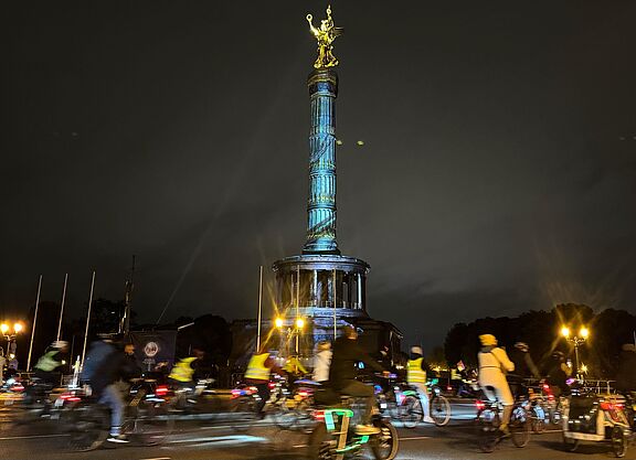 Lichterfahrt 2025 Siegessäule Siegessäule in Berlin wird angestrahlt, leuchtende Radfahrende herum