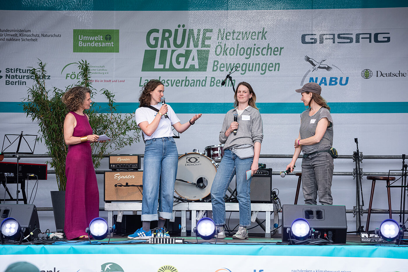 Umweltfestival Diskussion 4 Frauen im Gespräch auf einer Bühne der GRÜNEn LIGA beim Umweltfestival