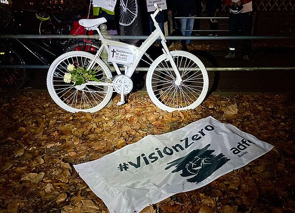 Geisterrad 9-11-2023 Weißes Geisterrad für verstorbene 82-jährige Radfahrerin mit weißer Vision Zero Fahne