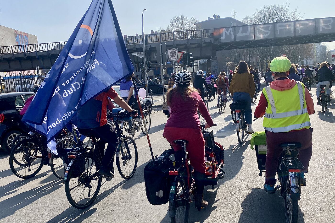 Aktive des ADFC Berlin sind mit der Purple Ride Demo am 08.03.2025 unterwegs.