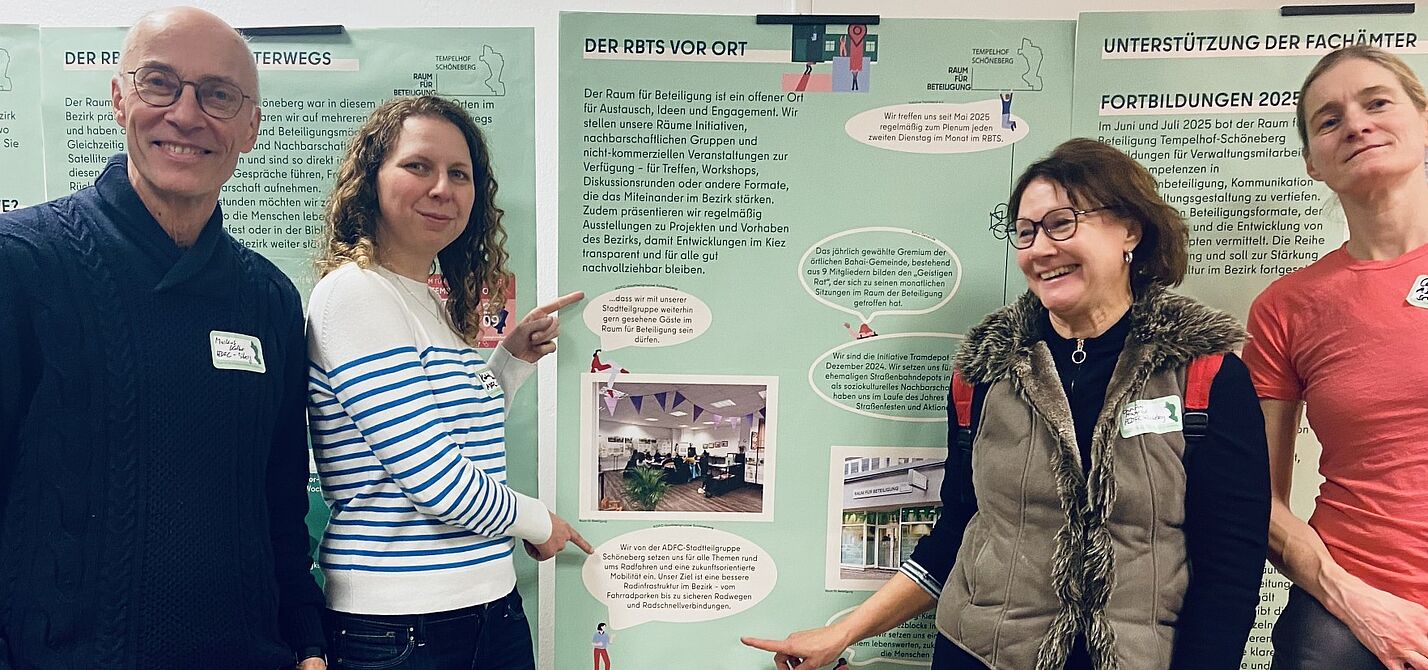 Raum für Beteiligung in Schöneberg Vier Mitglieder des ADFC Schöneberg stehen vor Stellwänden im Raum für Beteiligung.