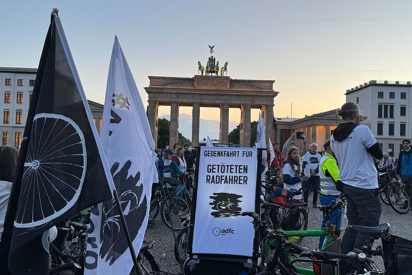 Ride of Silence 2026 Schild "Gedenkfahrt für getötete Radfahrerin" vor dem Brandenburger Tor