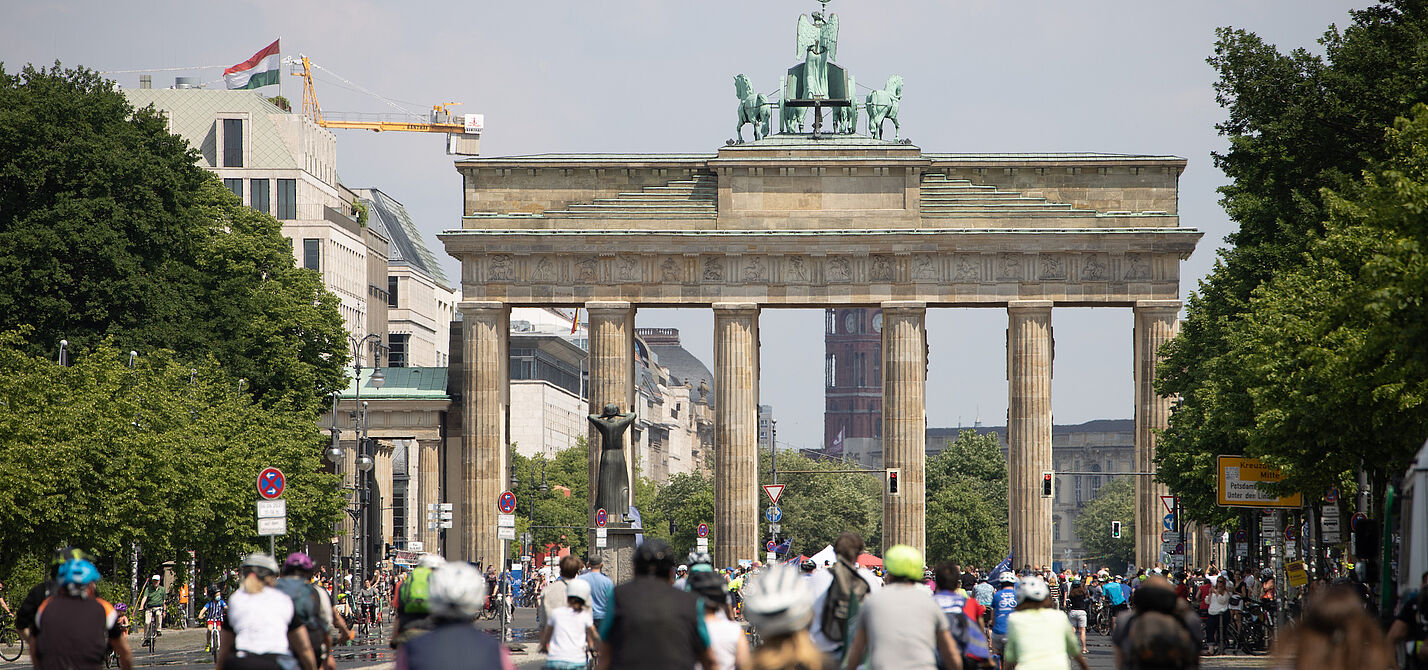 Radfahrende vor dem Brandenburger Tor Radfahrende vor dem Brandenburger Tor