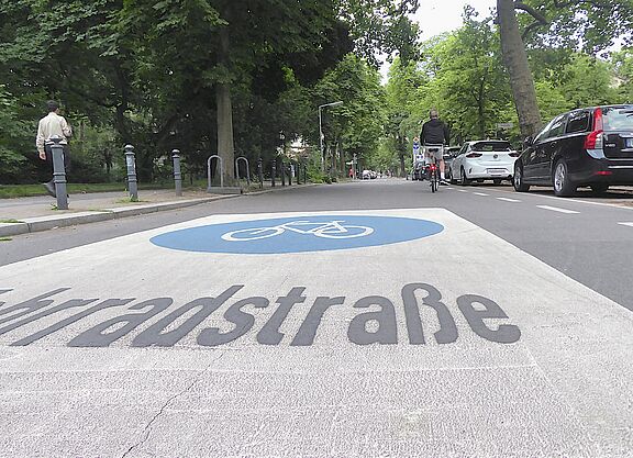Fahrradstraße Handjerystraße Piktogramm Fahrradstraße auf der Fahrbahn der Handjerystraße in Berlin Schöneberg