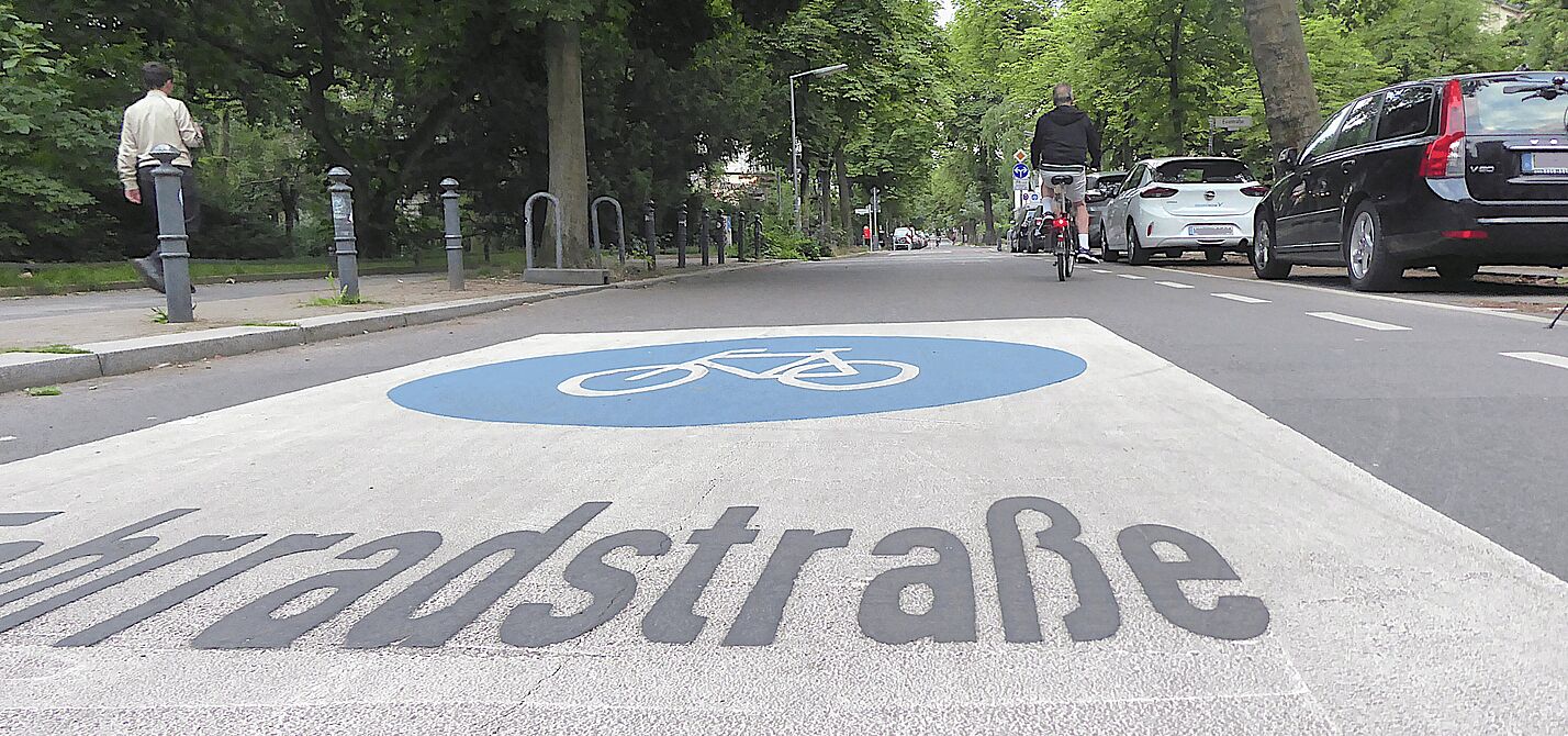 Fahrradstraße Handjerystraße Piktogramm Fahrradstraße auf der Fahrbahn der Handjerystraße in Berlin Schöneberg
