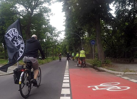 Radspur Thielallee Radfahrende nutzen die volle Breite der Thieallee Fahrtrichtung Süden.