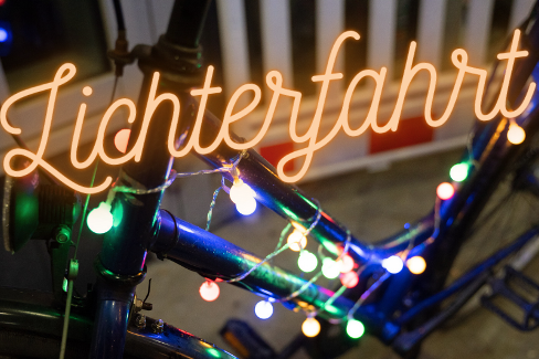 ADFC-Lichterfahrt Glitzern für mehr Verkehrssicherheit auf der ADFC-Lichterfahrt
